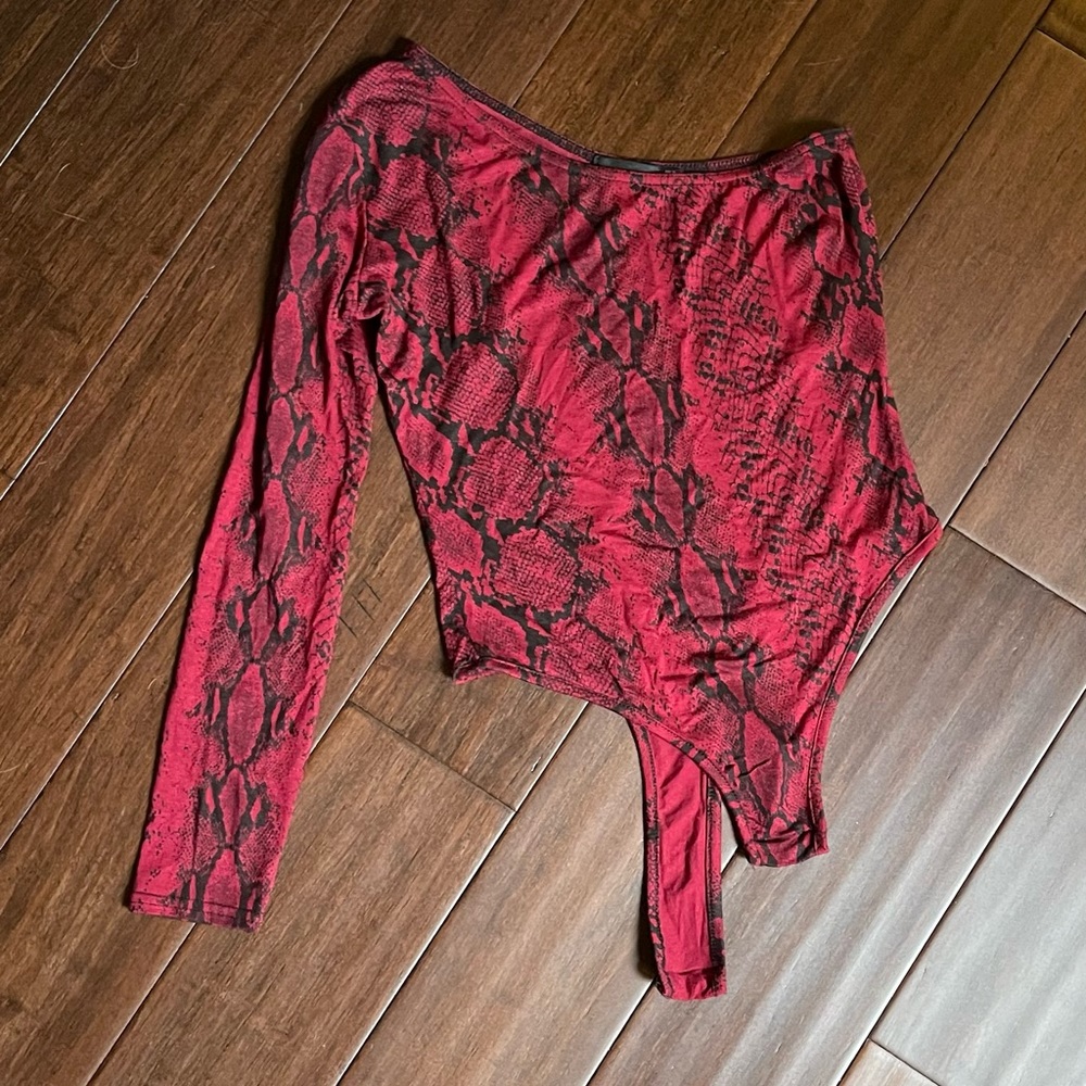PrettyLittleThing Red and Black Snake Print Bodysuit
